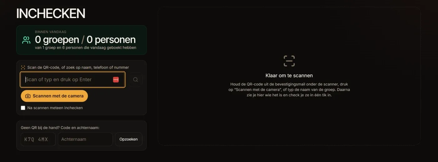 Het incheckscherm van de beheeromgeving: bovenaan hoeveel groepen en personen vandaag binnen zijn, daaronder een zoekveld om een QR-code te scannen of op naam te zoeken, en rechts een vak dat klaarstaat om te scannen.