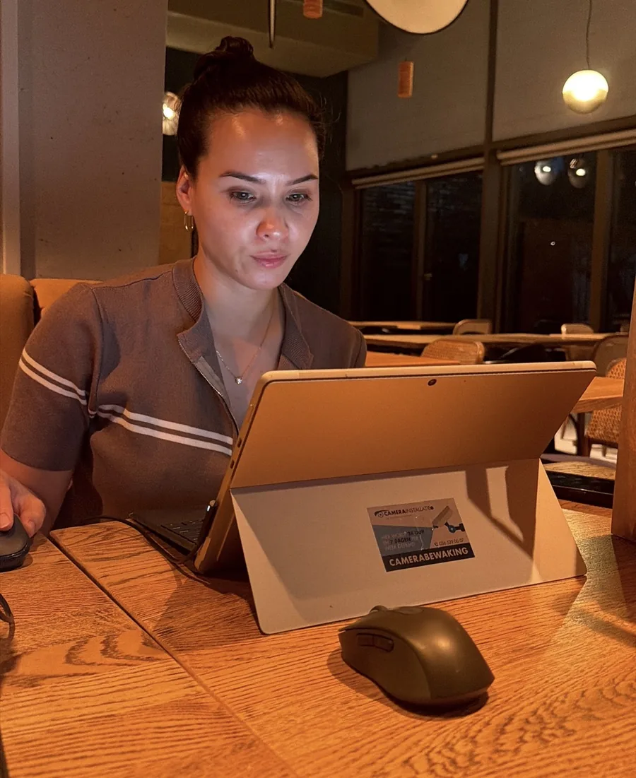 Eline werkt 's avonds achter haar laptop in een restaurant.