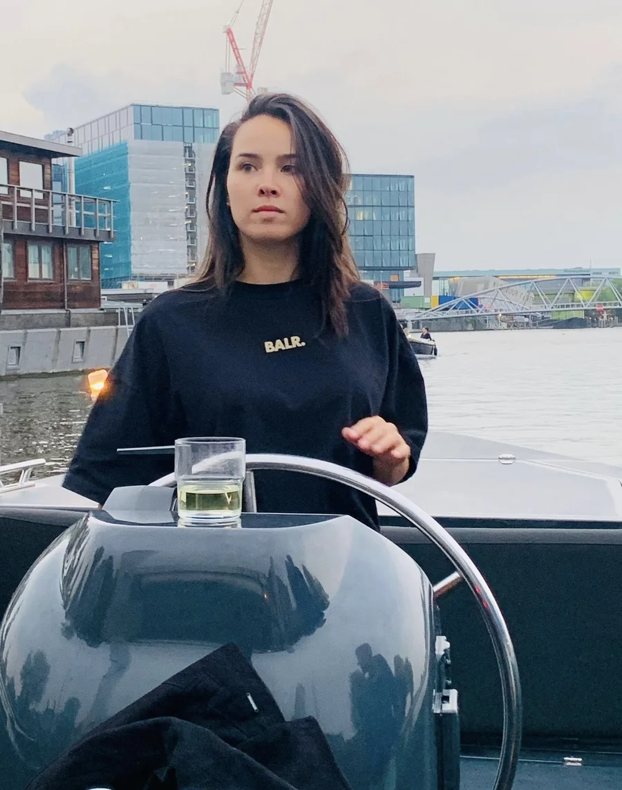 Eline aan het roer, 's avonds op het water, geconcentreerd.
