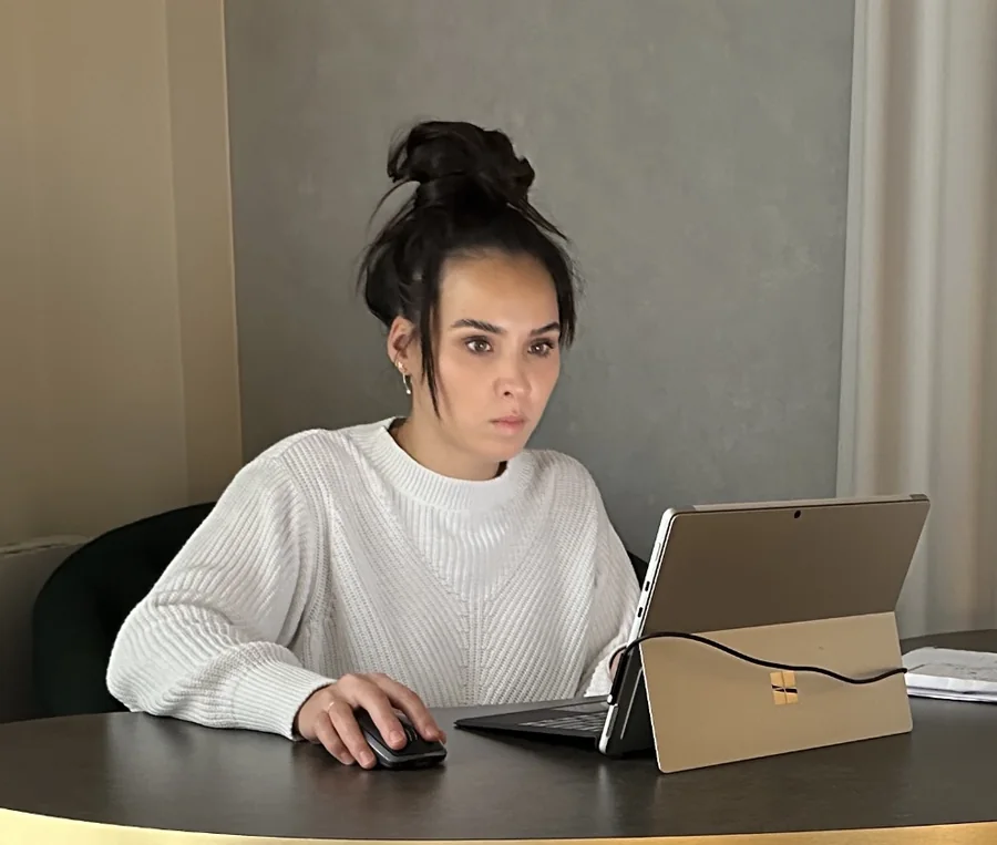 De werkplek van Eline, met het eigen pakket open op het scherm.