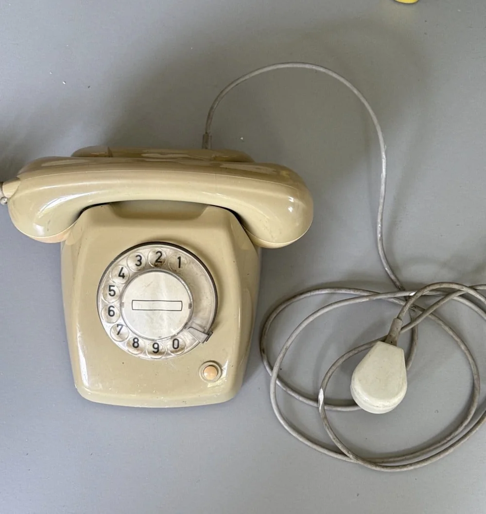Een telefoon met een draaischijf.
