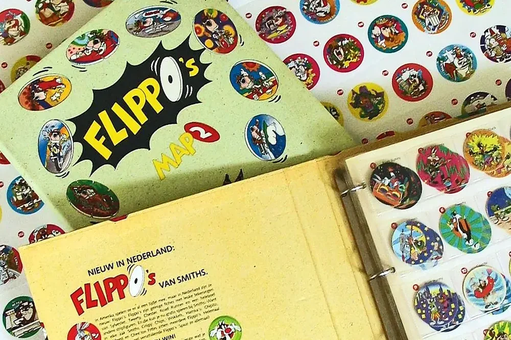 Een verzamelmap met flippo's, open op tafel.