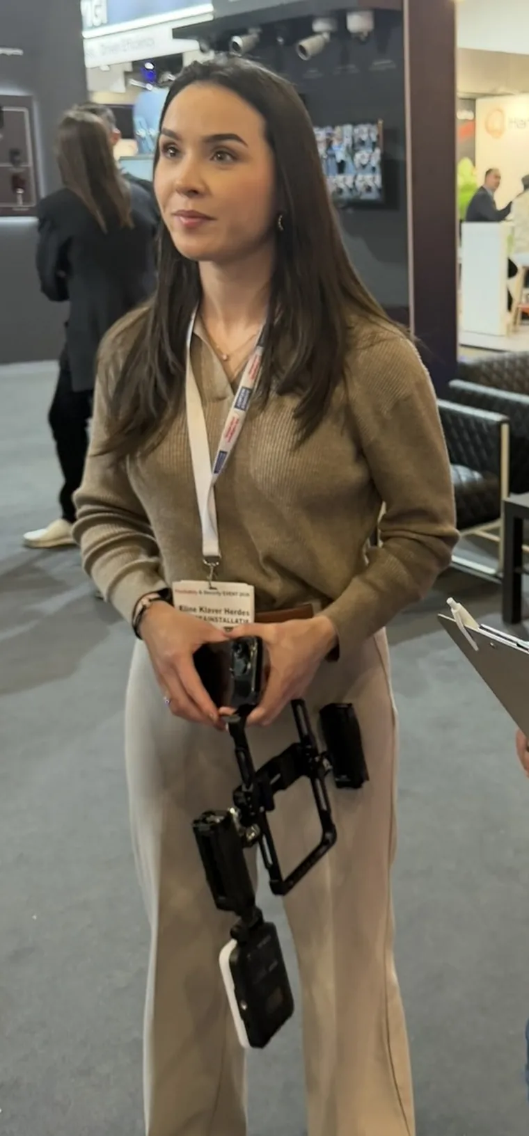 Eline met de camerarig in haar eigen handen, op een beurs.