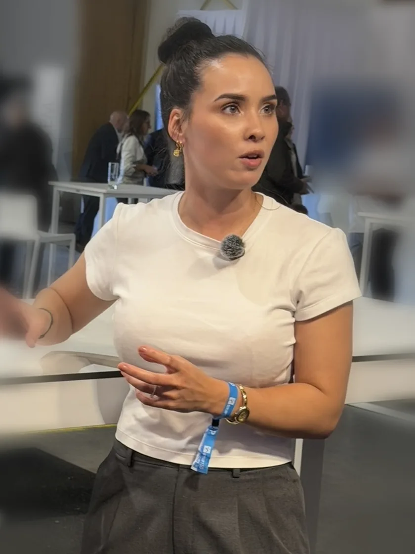 Eline op een beursstand, met de micro op.
